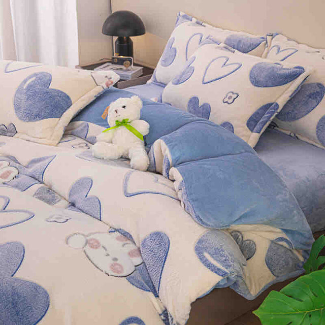 Спално бельо с ластик Cocolino – цвят крем и синьо със сърца и зайчета