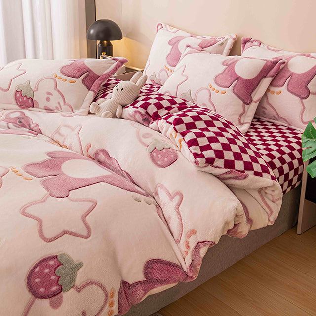 Спално бельо с ластик Cocolino – бежово с панди, ягодки и звездички