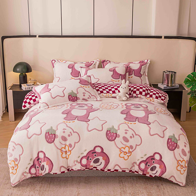 Спално бельо с ластик Cocolino – бежово с панди, ягодки и звездички