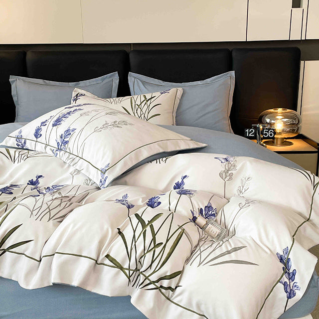 Спално бельо от бархет с ластик - бяло и синьо с цветя