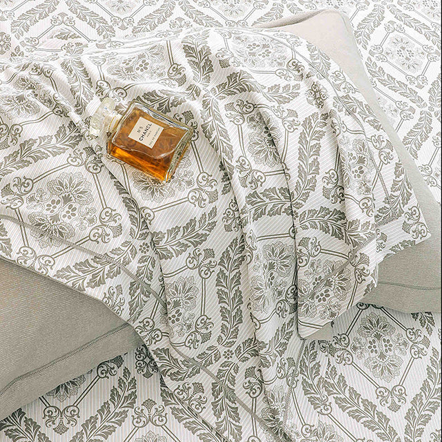 Спално бельо от бархет с ластик - бяло и сиво със символи