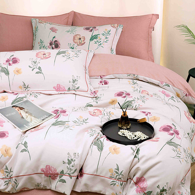 Спално бельо от бархет с ластик - бяло и розово с цветя 