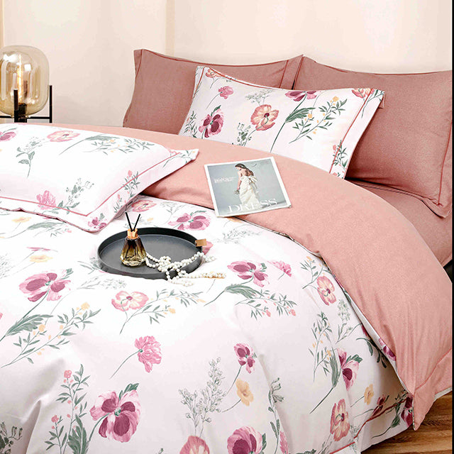 Спално бельо от бархет с ластик - бяло и розово с цветя 