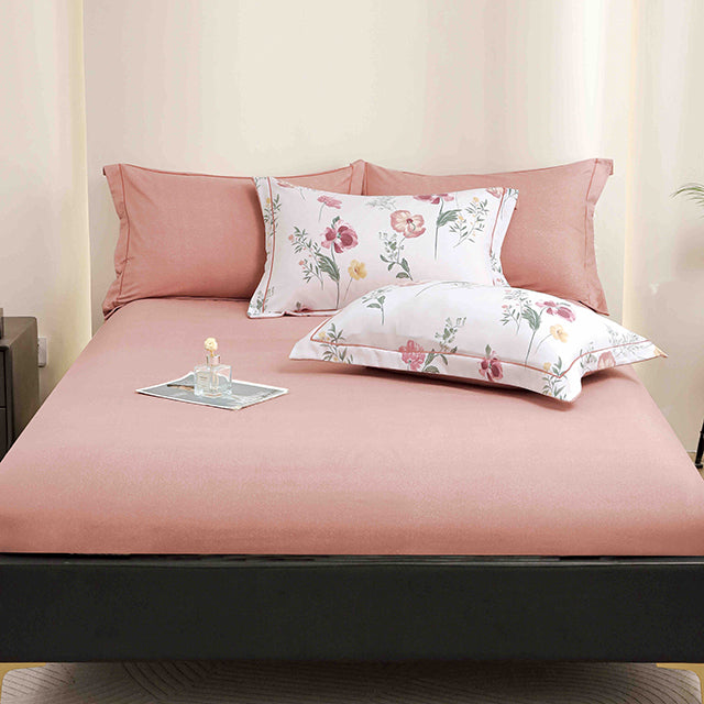 Спално бельо от бархет с ластик - бяло и розово с цветя 