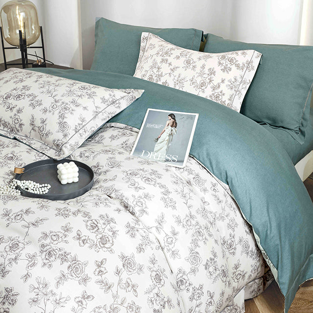 Спално бельо от бархет с ластик - бяло и синьо с розички 