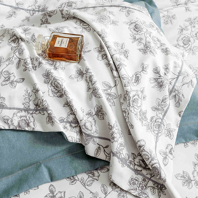 Спално бельо от бархет с ластик - бяло и синьо с розички 