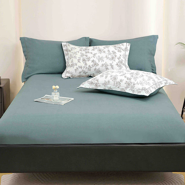 Спално бельо от бархет с ластик - бяло и синьо с розички 