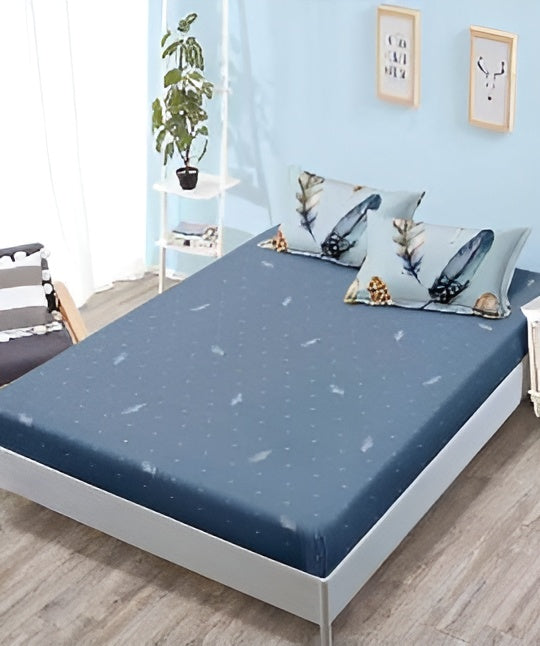 Спално бельо с ластик - синьо с шарени пера