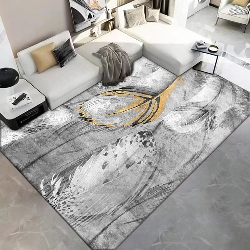 Килим – сив фон с пера