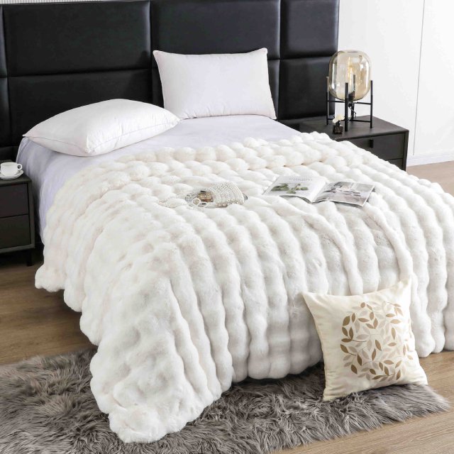 Луксозно одеяло с изкуствен заешки косъм – бяло – FB1-10