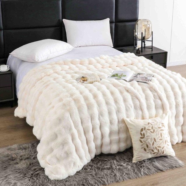 Луксозно одеяло с изкуствен заешки косъм – крем – FB1 - 01