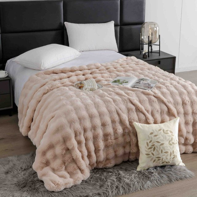 Луксозно одеяло с изкуствен заешки косъм – пудра – FB1-08