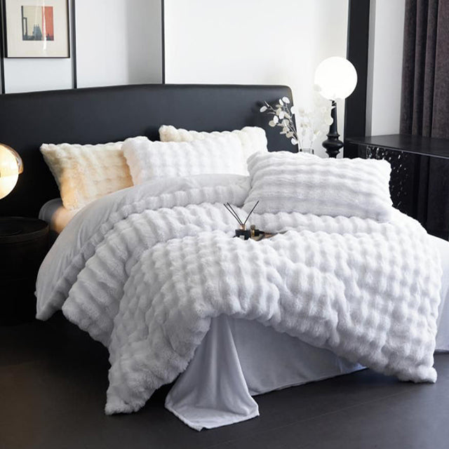 Луксозно спално бельо с изкуствен косъм от норка - бяло