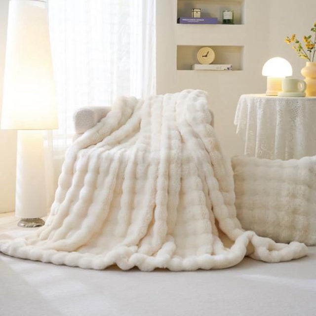 Луксозно одеяло с изкуствен косъм от норка - цвят шампанско 