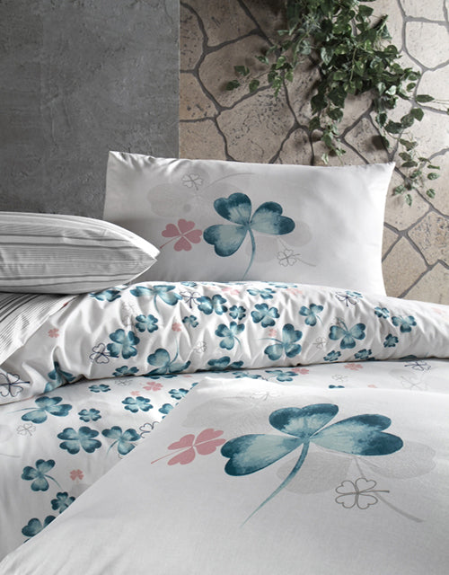 Спално бельо с 2 плика от ранфорс памук – бял фон със сини детелинки