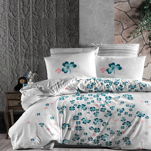 Спално бельо с 2 плика от ранфорс памук – бял фон със сини детелинки