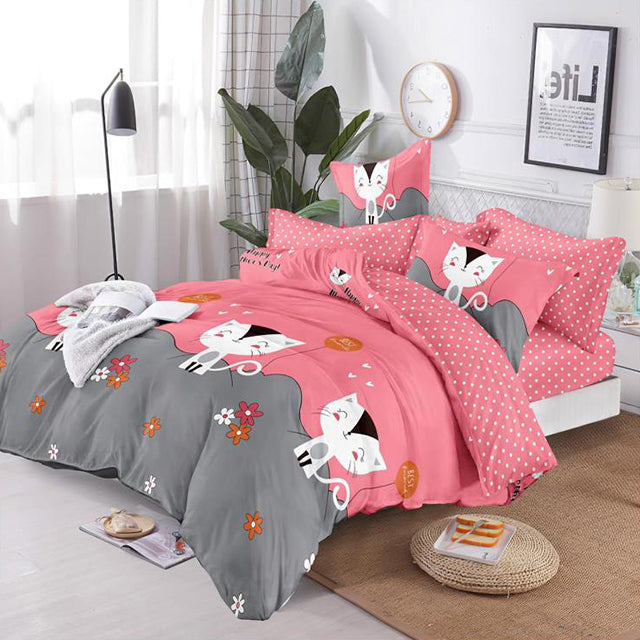 Спално бельо с ластик – розово и сиво с бели котенца и цветя