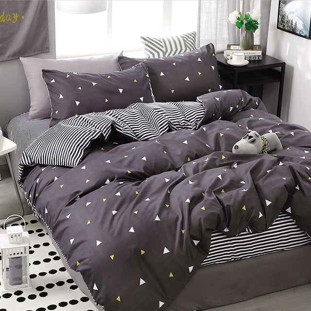 Единично спално бельо с ластик – тъмносиво с триъгълници и райета