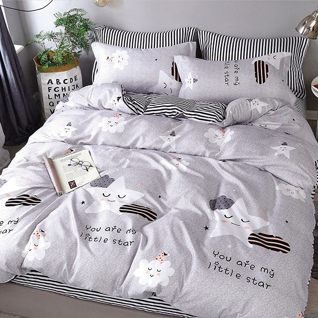 Единично спално бельо с ластик – светлосиньо с облачета звезди и райета