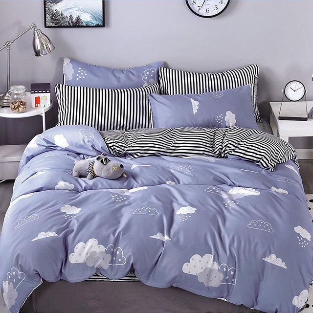 Единично спално бельо с ластик – синьо с облачета и райета