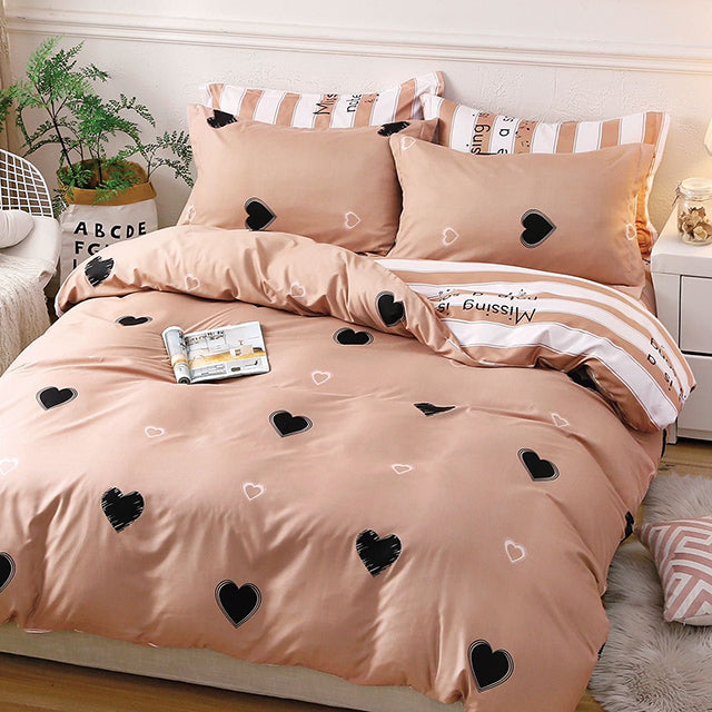 Единично спално бельо с ластик – кафяво и бяло със сърчица и надписи