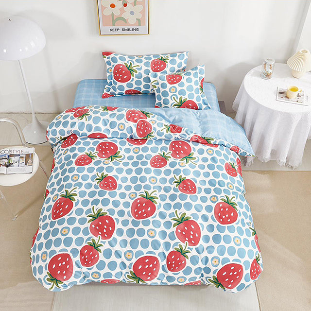 Единично спално бельо с ластик – синьо с ягоди